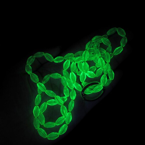 Uranium glass bead necklace - Picture 5 of 13